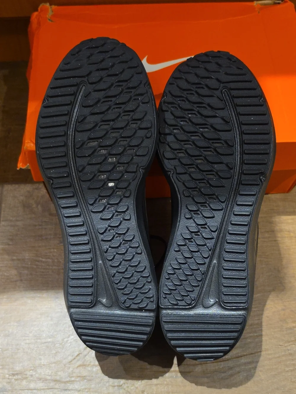 New In Box: NIKE Cosmic Runner (GS) Lightweight Training Sneakers